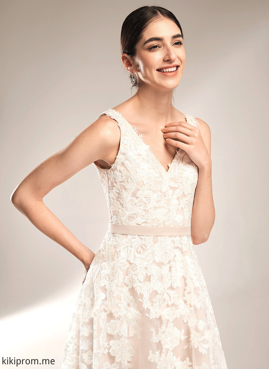 Dress Isabelle Court Lace Train Wedding Dresses A-Line Wedding V-neck Tulle