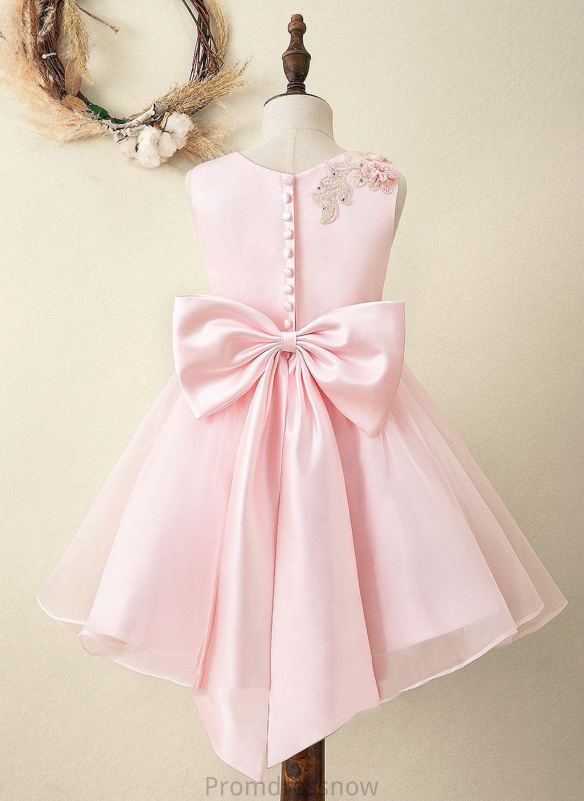 - A-Line Neck Sash/Flower(s)/Bow(s) Cloe Dress Flower Girl Dresses Organza/Satin/Lace Flower (Undetachable Knee-length With sash) Girl Scoop Sleeveless